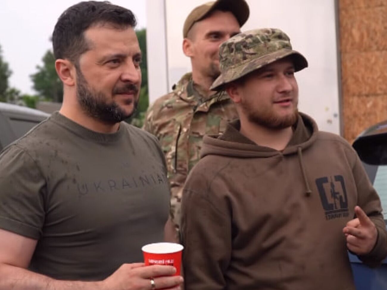 Зеленский на заправке фотографировался с украинскими защитниками