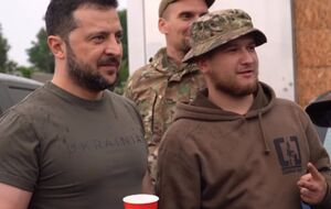 Зеленский на заправке фотографировался с украинскими защитниками