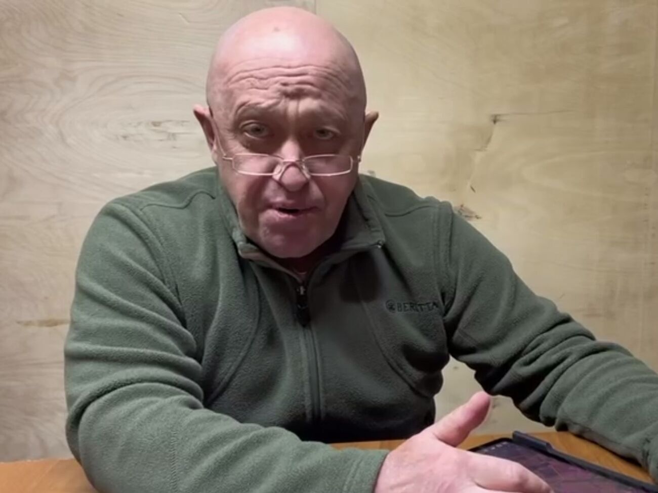 "Медуза" пишет, что Пригожин, вероятно, осознал, что во время мятежа "превысил меру", а "перспективы движения его колонн туманны"