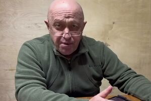 "Медуза" пишет, что Пригожин, вероятно, осознал, что во время мятежа "превысил меру", а "перспективы движения его колонн туманны"