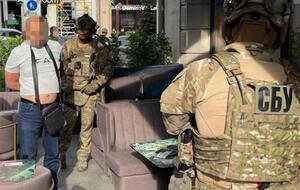 У СБУ зазначають, що затримали ймовірного ватажка угруповання під час отримання ним частини грошей