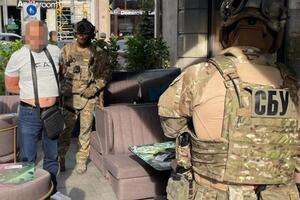 У СБУ зазначають, що затримали ймовірного ватажка угруповання під час отримання ним частини грошей