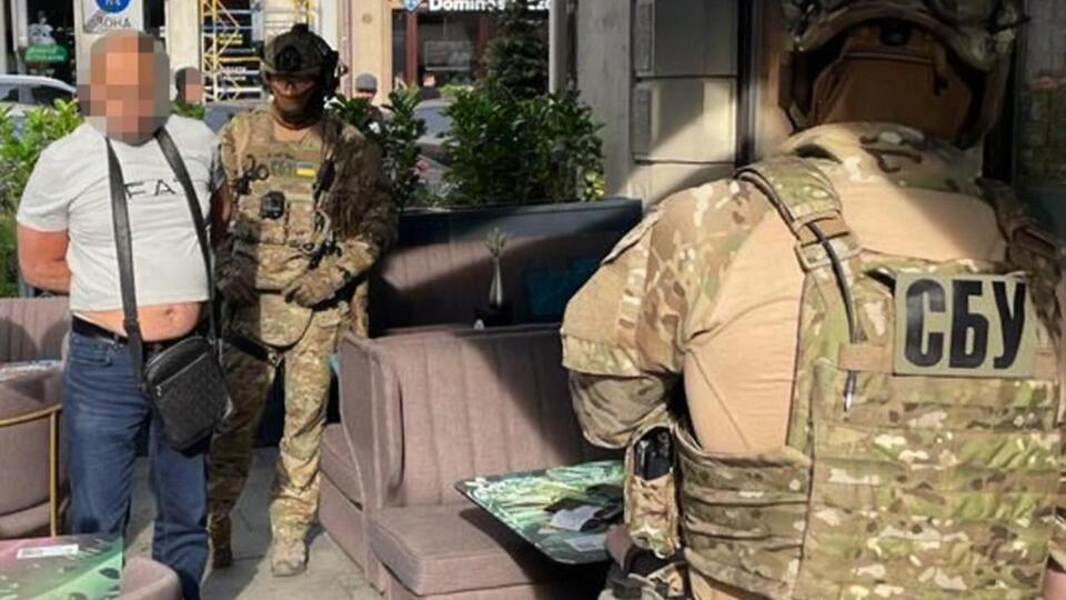 В СБУ отмечают, что задержали предполагаемого главаря группировки во время получения им части денег