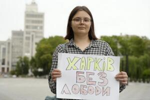 16-річна харків'янка прийшла на концерт Loboda біля зоопарку з плакатом "Харків без Лободи". Співачка заявила, що вона робить це за гроші