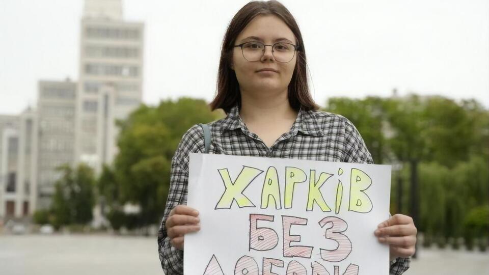 16-річна харків'янка прийшла на концерт Loboda біля зоопарку з плакатом "Харків без Лободи". Співачка заявила, що вона робить це за гроші