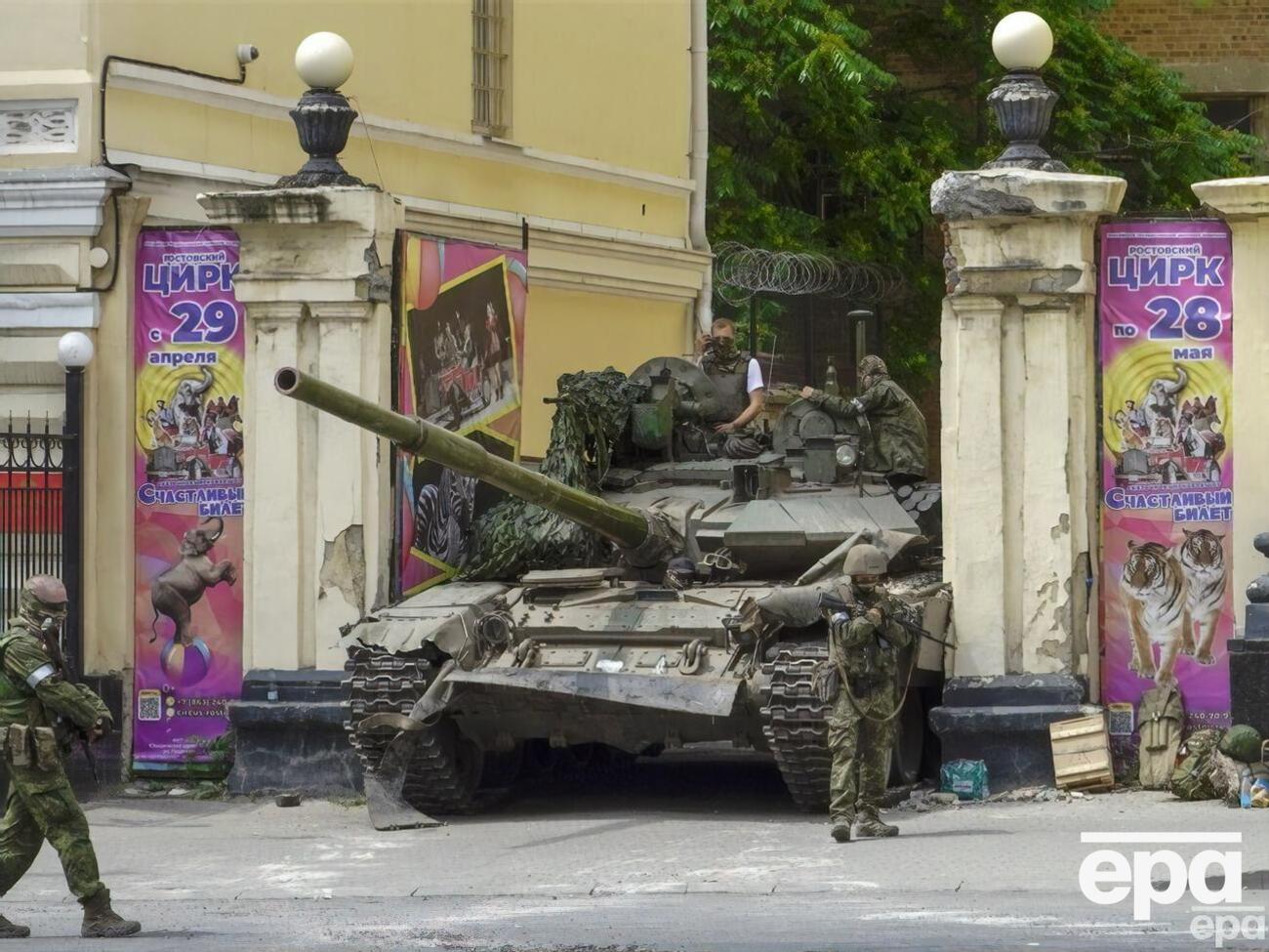 Міноборони РФ заявило, що важку техніку ПВК передадуть у підрозділи збройних сил РФ. На світлині &ndash; танк вагнерівців, який застряг у воротах ростовського цирку