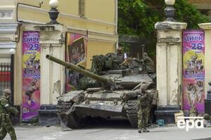 Міноборони РФ заявило, що важку техніку ПВК передадуть у підрозділи збройних сил РФ. На світлині – танк вагнерівців, який застряг у воротах ростовського цирку