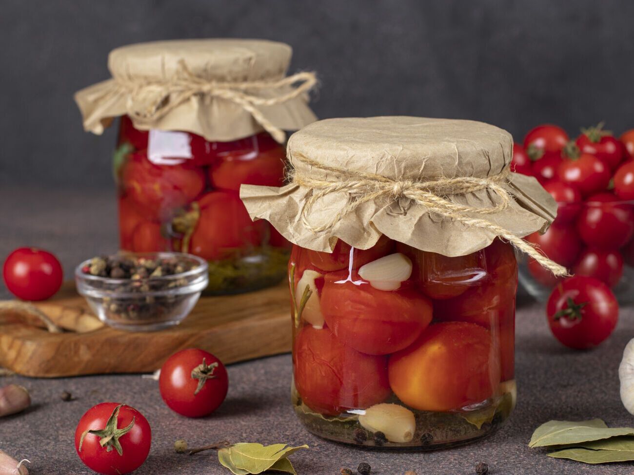 Клопотенко рекомендует подобрать для консервации плотные и мясистые сорта помидоров