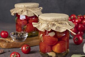 Клопотенко рекомендует подобрать для консервации плотные и мясистые сорта помидоров