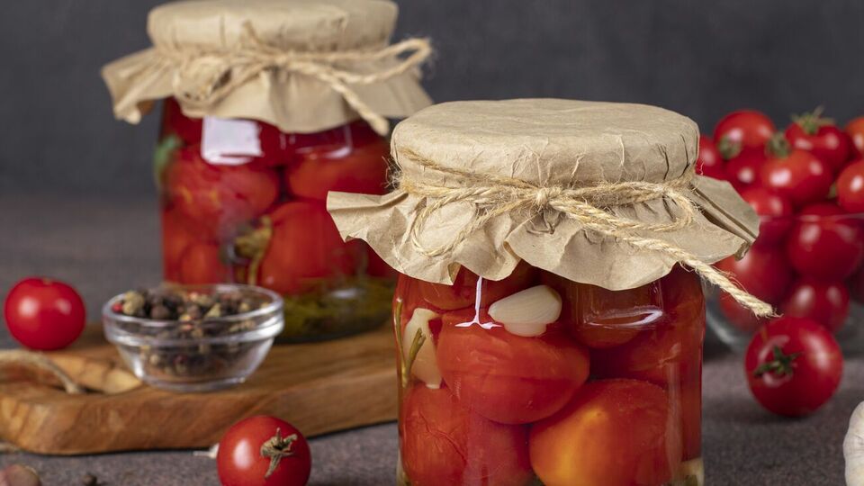 Клопотенко рекомендует подобрать для консервации плотные и мясистые сорта помидоров