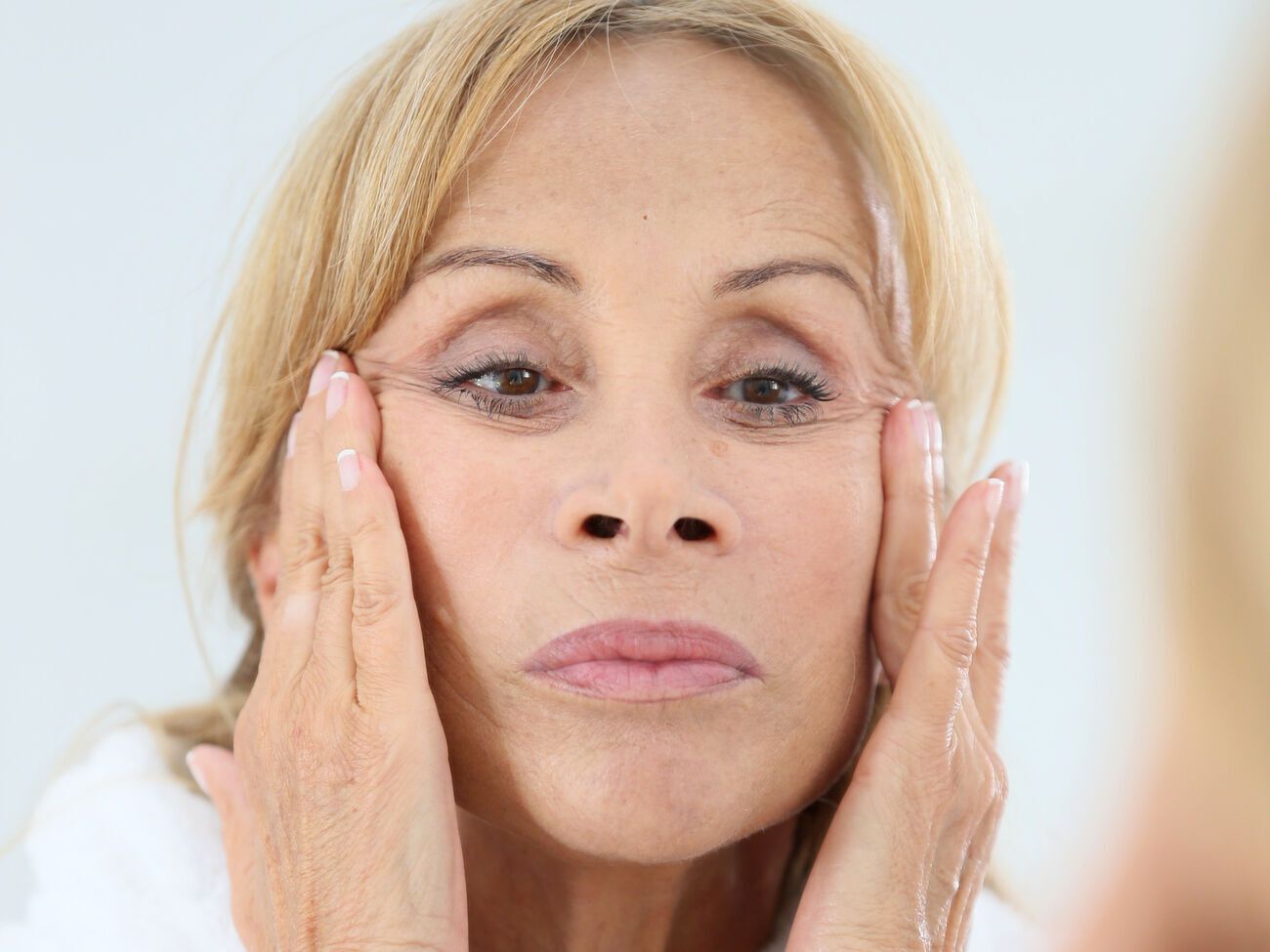 Після тривалого перебування на сонці важливо зробити вправи для профілактики появи міжбрівної складки