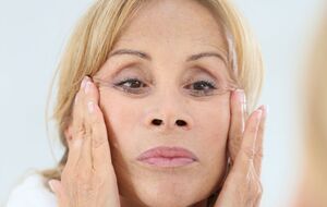 Після тривалого перебування на сонці важливо зробити вправи для профілактики появи міжбрівної складки