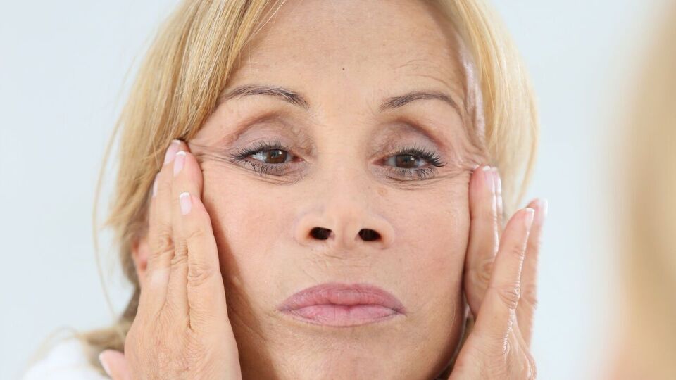 Після тривалого перебування на сонці важливо зробити вправи для профілактики появи міжбрівної складки