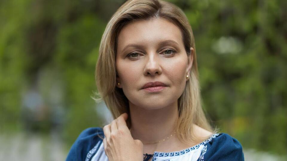 По словам эксперта, Зеленская придерживается в одежде консервативного и в то же время женственного стиля