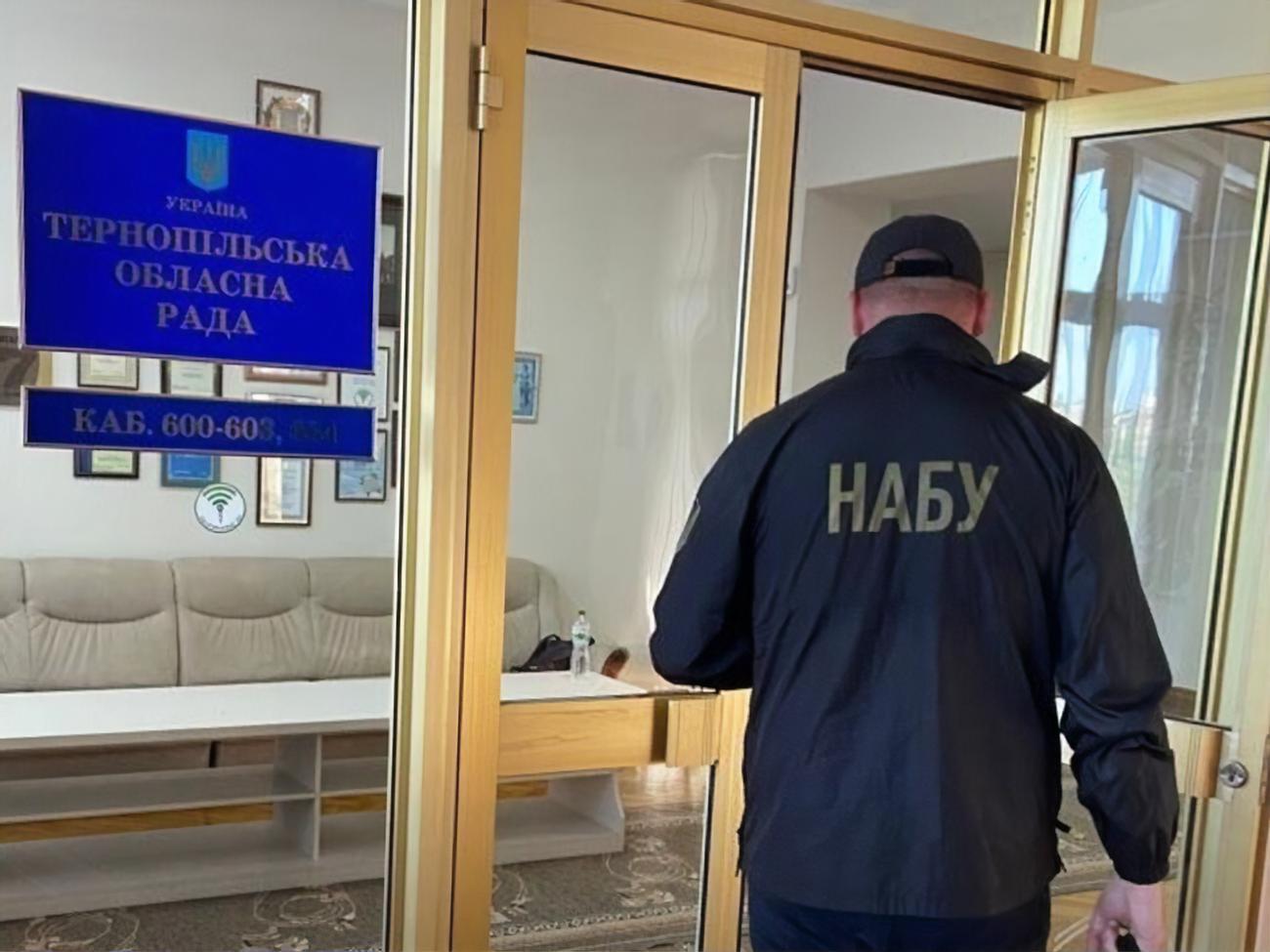 Главу Тернопольского облсовета и чиновников Тернопольской ОВА задержали вчера