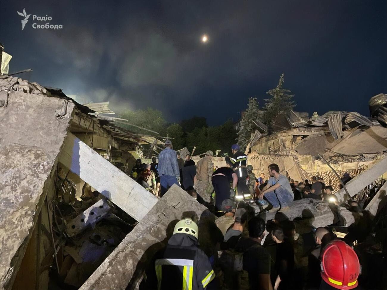 Розбирання завалів триває