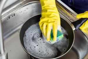 Сковороду з антипригарним покриттям потрібно мити м'якою губкою