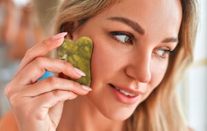 Використовувати скребок гуаша можна жінкам із будь-яким типом і станом шкіри, за винятком висипів і герпесу