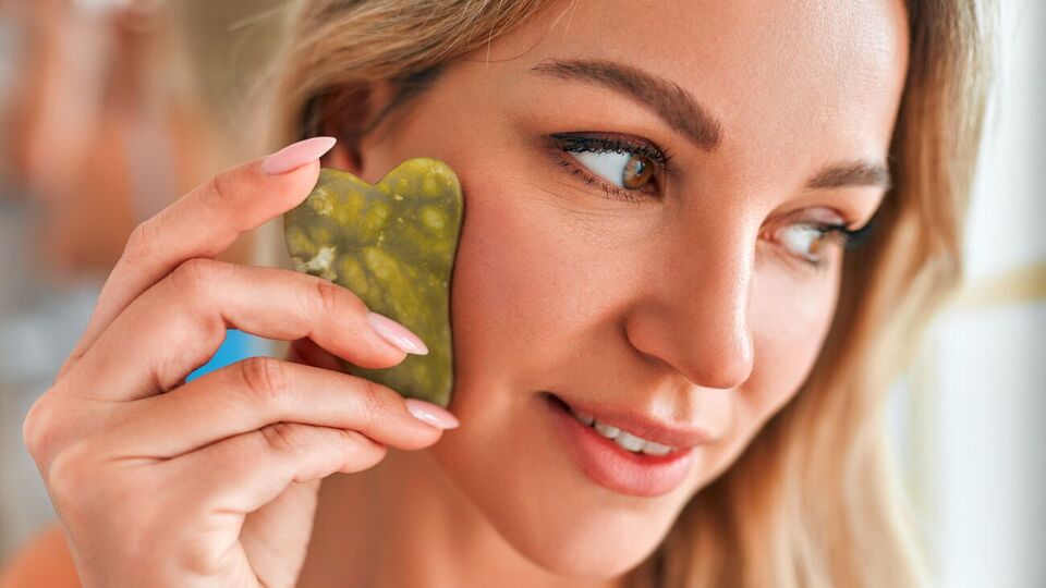 Використовувати скребок гуаша можна жінкам із будь-яким типом і станом шкіри, за винятком висипів і герпесу