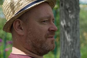 Нікітінський народився 1970 року в Ашгабаді
