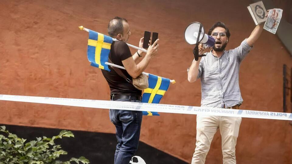 Перед тим, як Моміка спалив Коран, він намазав сторінки беконом і вирвав кілька з них
