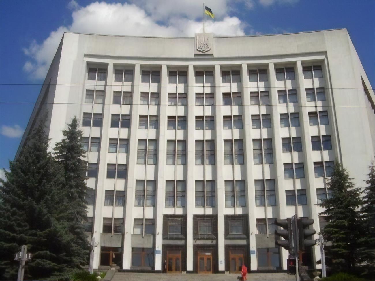По данным правоохранителей, чиновник ОВА получал "откат" от строительного предприятия, которое ремонтировало коммунальные объекты