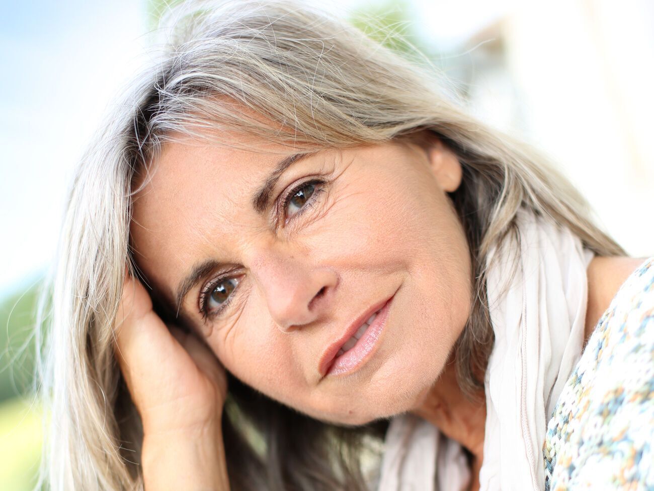 По словам эксперта, отращивание длинных волос без придания им формы прибавляет женщинам возраст