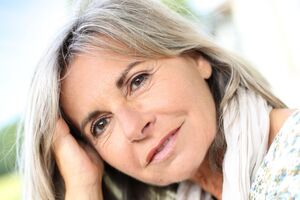 По словам эксперта, отращивание длинных волос без придания им формы прибавляет женщинам возраст