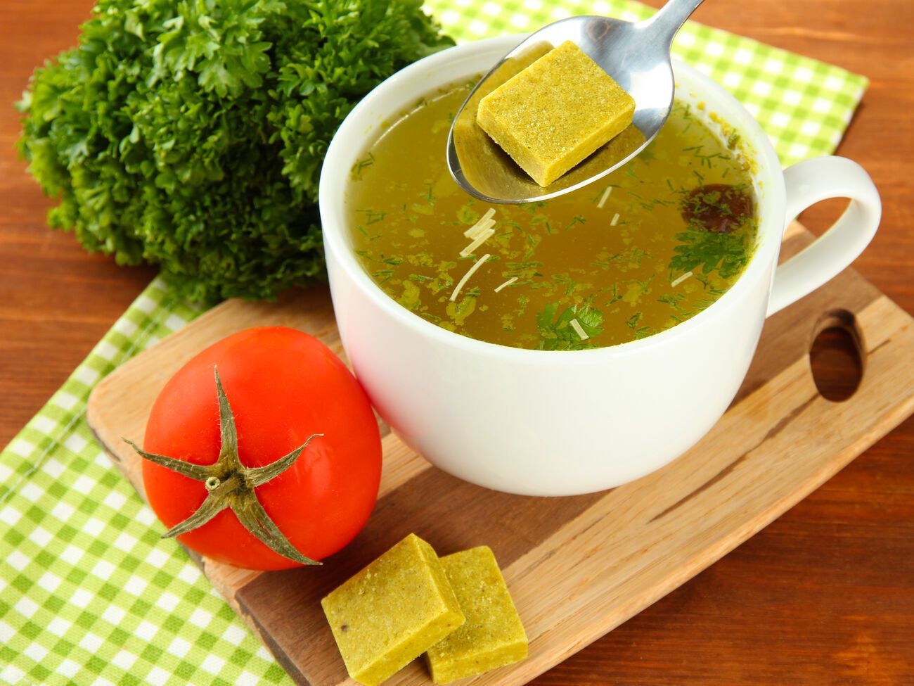 Щоб вийшли бульйонні кубики, приготовлену масу необхідно спочатку заморозити, а потім порційно нарізати