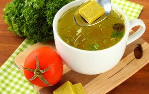 Щоб вийшли бульйонні кубики, приготовлену масу необхідно спочатку заморозити, а потім порційно нарізати