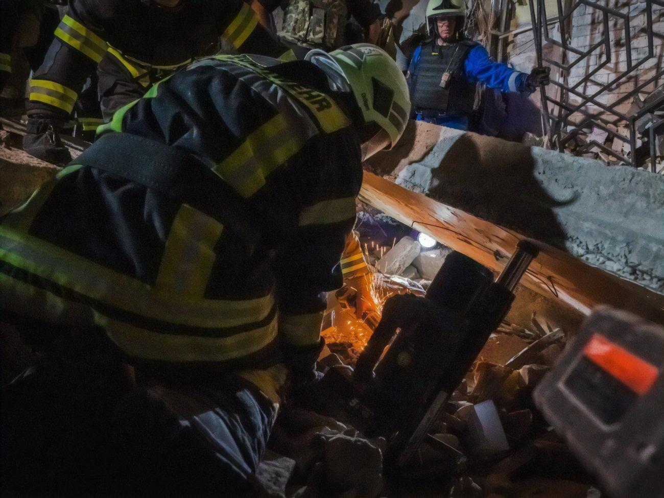 З-під завалів зруйнованого російськими ракетами кафе у Краматорську витягли тіло 12-го загиблого. Рятувальники завершили роботу