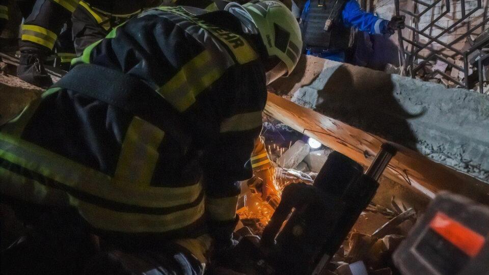 Из-под завалов разрушенного российскими ракетами кафе в Краматорске извлекли тело 12-го погибшего. Спасатели завершили работу