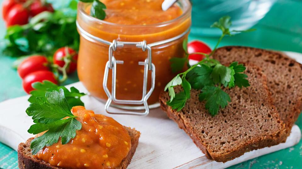 Баклажанную икру можно есть просто с хлебом