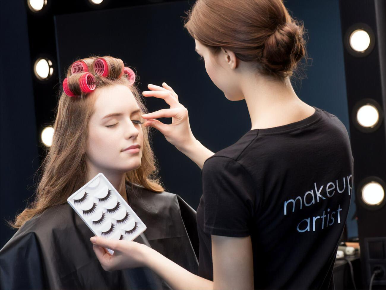 Для фиксации накладных ресниц нужно использовать специальный клей