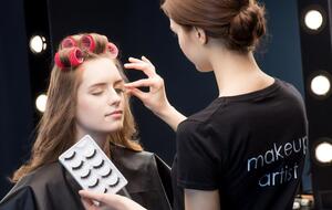 Для фиксации накладных ресниц нужно использовать специальный клей