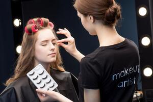 Для фиксации накладных ресниц нужно использовать специальный клей