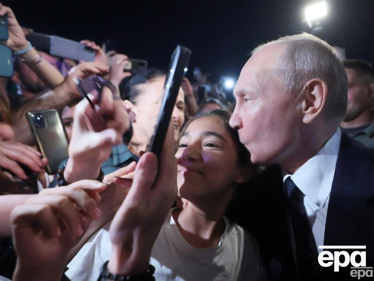 Путін у Дагестані цілувався з випадковими перехожими, хоча зазвичай росіян перед зустріччю із президентом країни-окупанта змушують сидіти на карантині