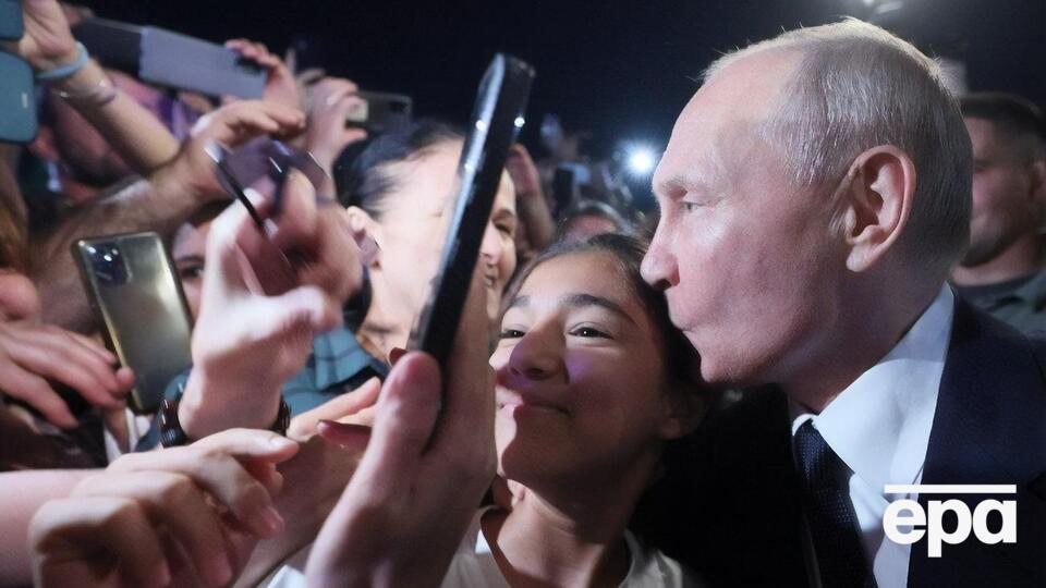 Путін у Дагестані цілувався з випадковими перехожими, хоча зазвичай росіян перед зустріччю із президентом країни-окупанта змушують сидіти на карантині