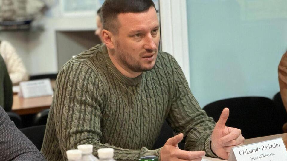 Из-за российских обстрелов Херсона предварительно пострадали двое мужчин, рассказал Прокудин