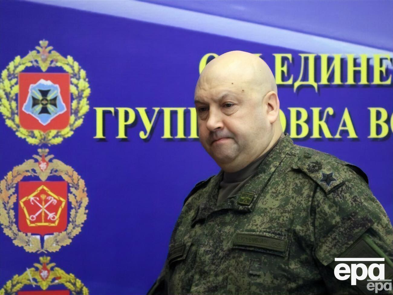 Собеседники разных СМИ делают противоречивые заявления о судьбе Суровикина. Есть версии как об аресте, так и о допросе без задержания