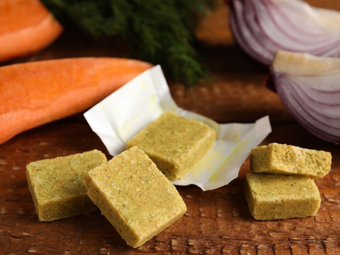 Для приготування овочевого бульйону в кубиках знадобляться овочі й олія