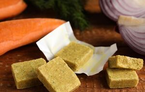 Для приготування овочевого бульйону в кубиках знадобляться овочі й олія