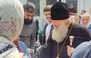 Находясь под домашним арестом, бывший наместник монастыря в Киево-Печерской лавре приезжал на "молитвенное стояние"