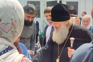 Перебуваючи під домашнім арештом, колишній намісник монастиря в Києво-Печерській лаврі приїжджав на "молитовне стояння"