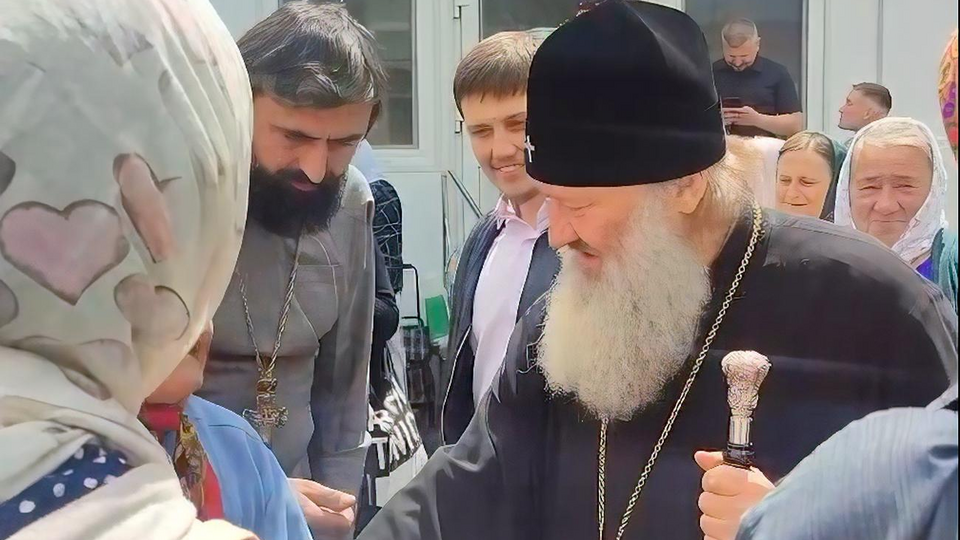 Перебуваючи під домашнім арештом, колишній намісник монастиря в Києво-Печерській лаврі приїжджав на "молитовне стояння"