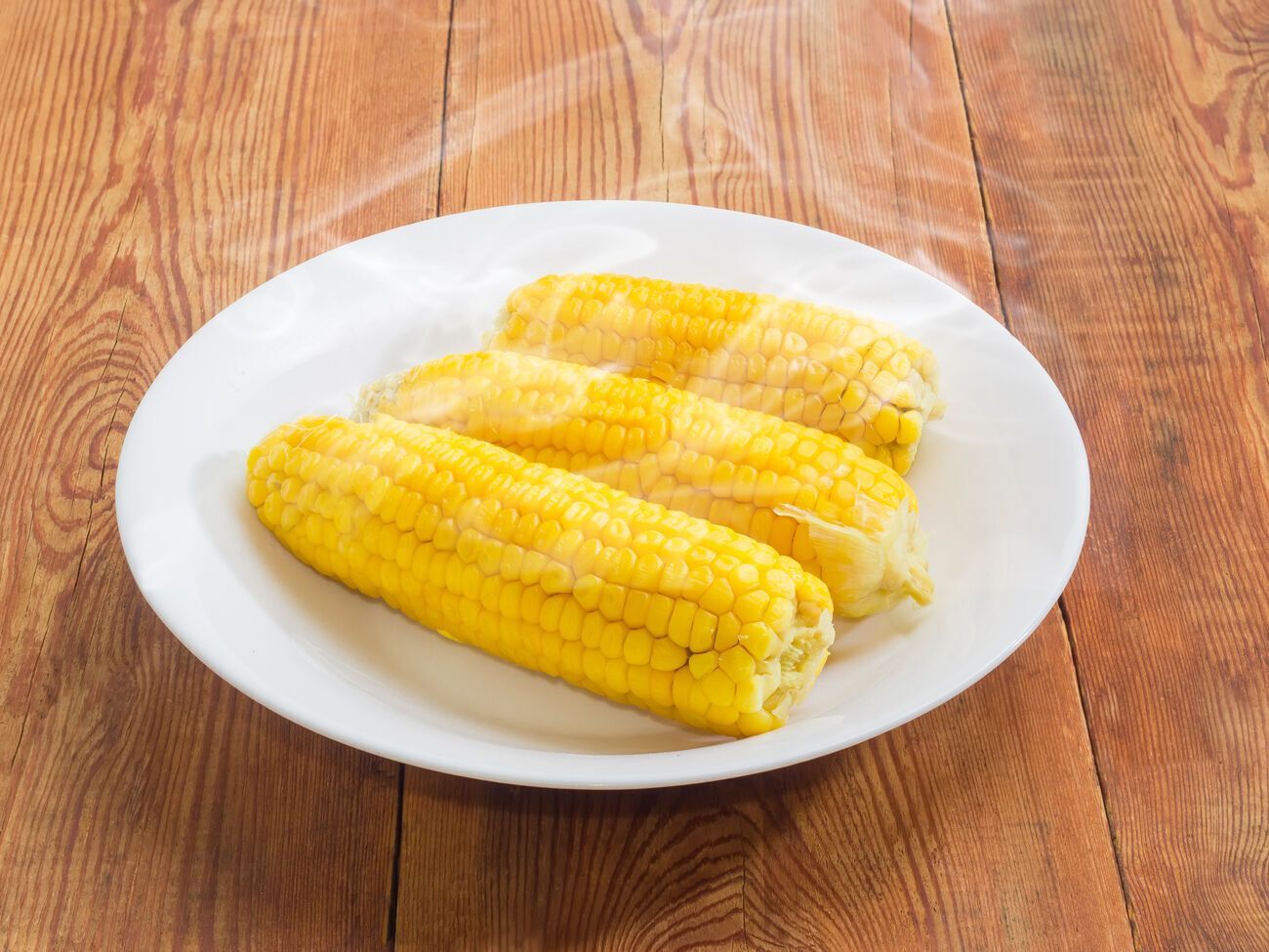 Кукурузу в среднем нужно варить около 30 минут, добавив в воду молоко и сливочное масло