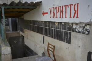 Суд відправив під домашній арешт трьох фігурантів справи про укриття, до якого не змогли потрапити люди. На фото Олег Шугалевич, директор поліклініки (ліворуч)