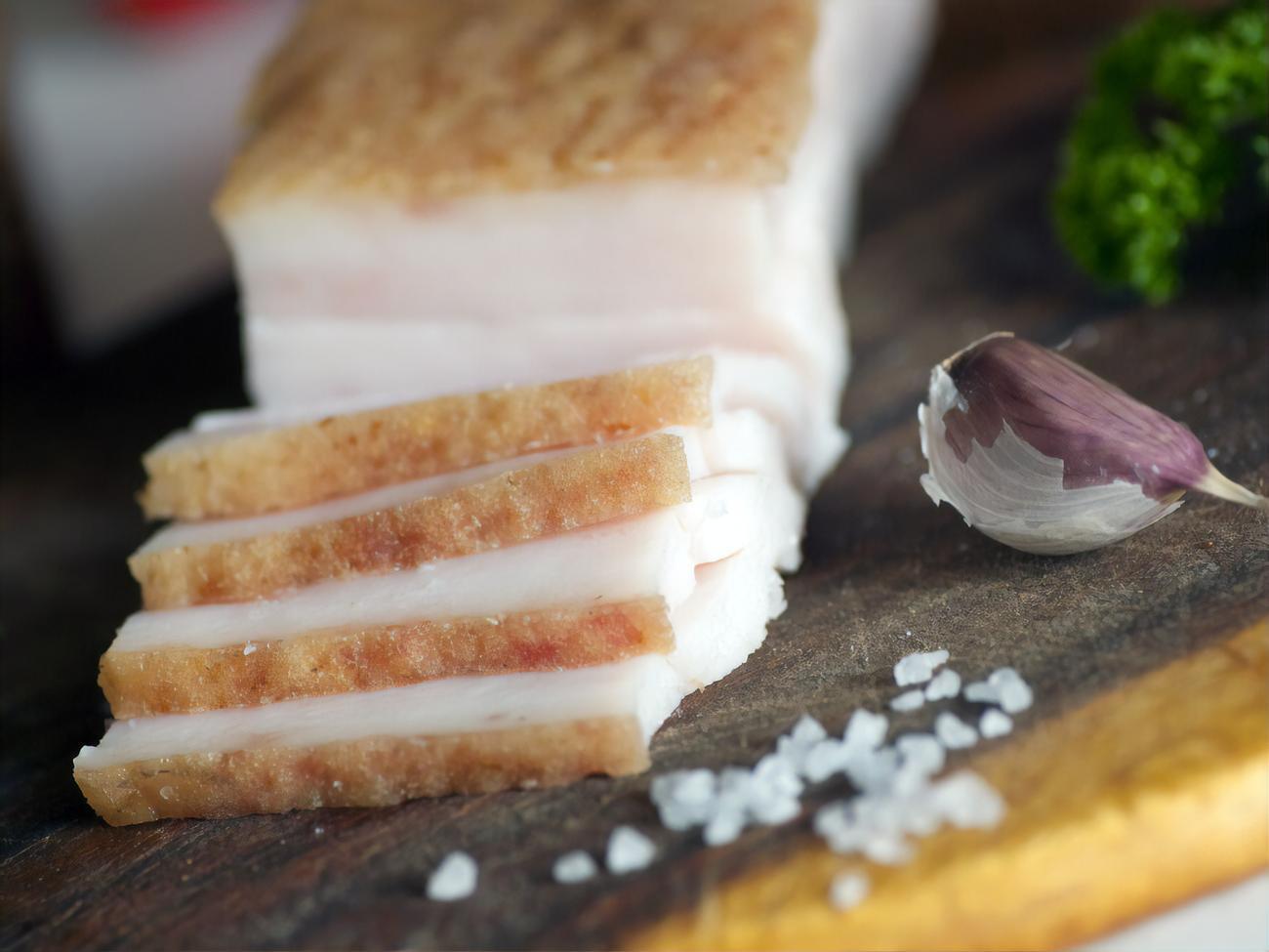 Сало хранится дольше благодаря соли