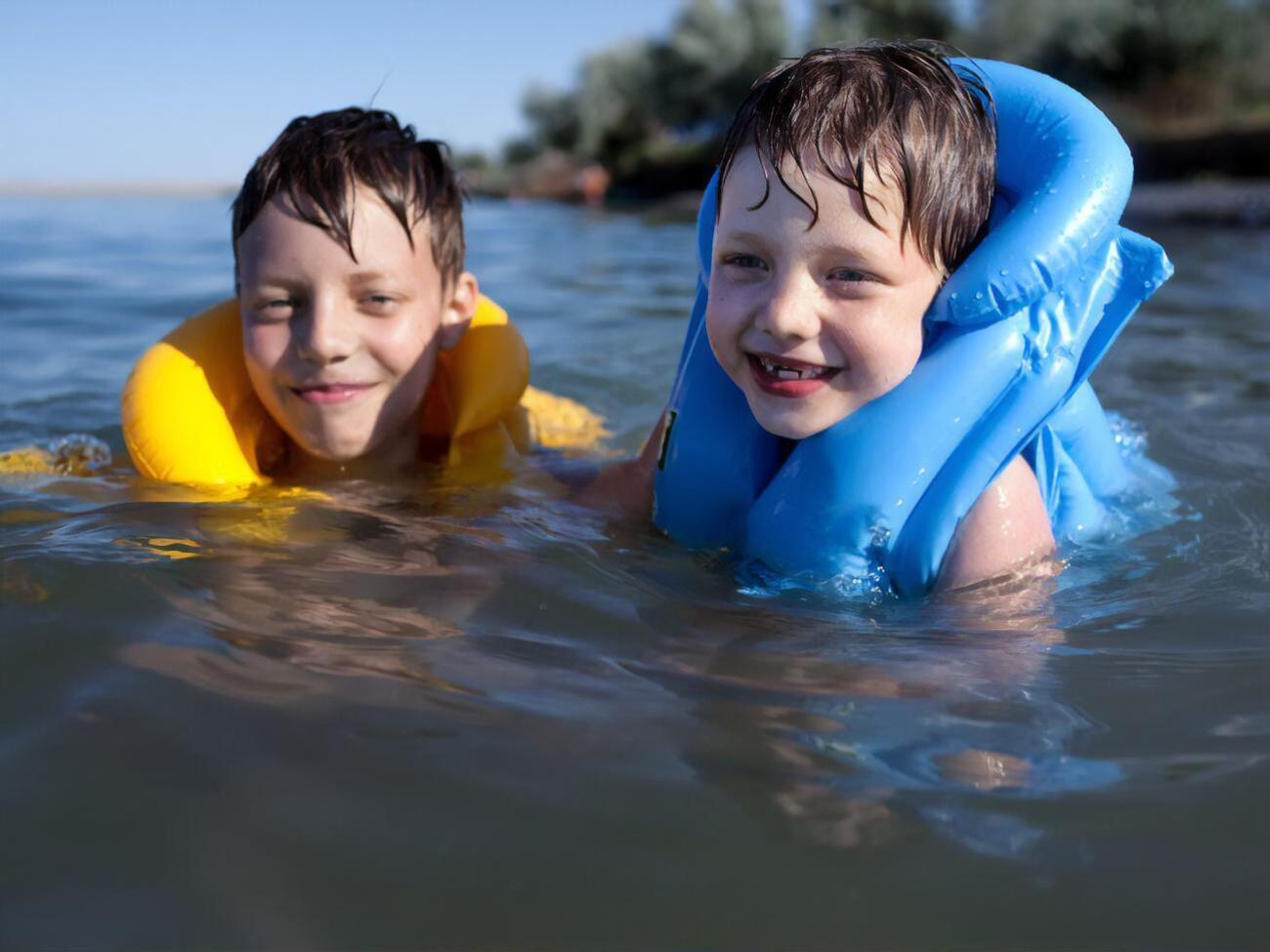 Детей ни в коем случае нельзя оставлять в воде без присмотра