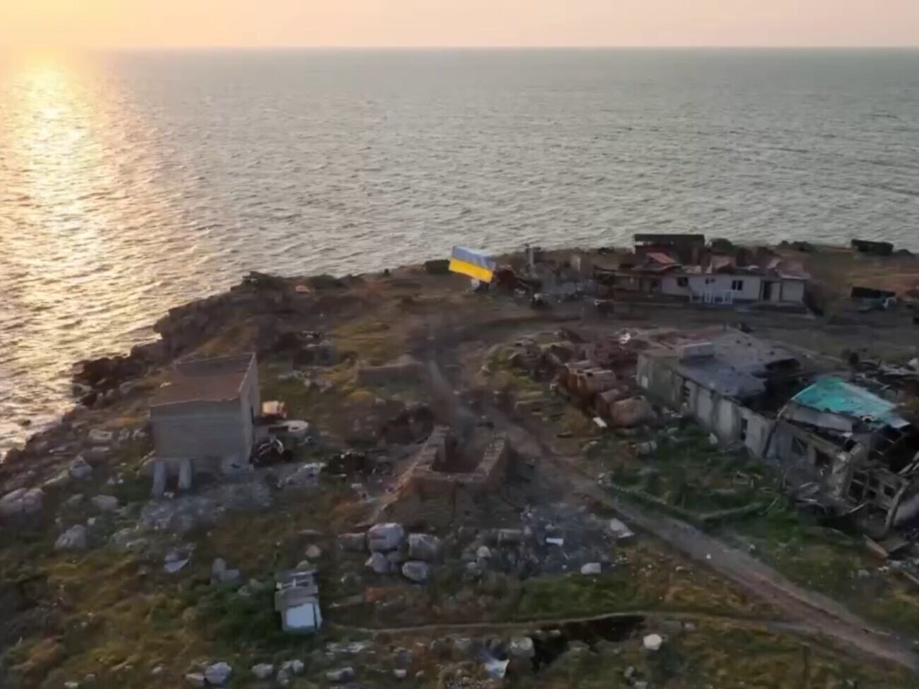 30 июня 2022 года ОК "Юг" ВСУ сообщило, что после очередного удара по острову оккупанты&nbsp;поспешно эвакуировали остатки гарнизона двумя скоростными катерами и покинули Змеиный